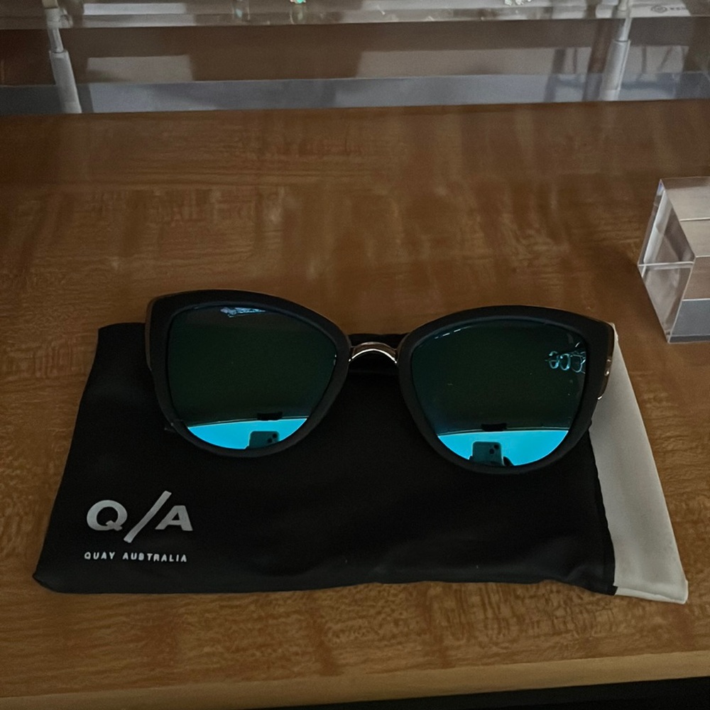 QUAY AUSTRALIA BLUE OVERSIZED CAT EYE GLASSES